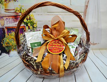 Подарочная корзина с чаем и орехами "На день рождения"