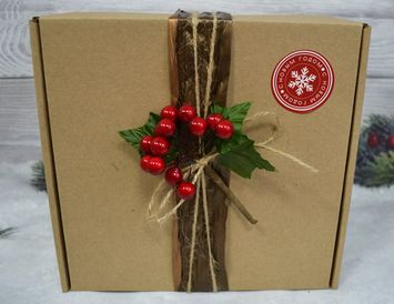 Новогодний подарок с чаем, кружкой и вареньем