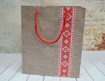 Подарок на Новый год с чаем, орешками и специями для глинтвейна