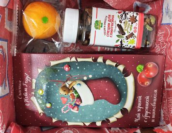 Подарок на Новый год "Мышка" с чаем, марципаном и пряностями