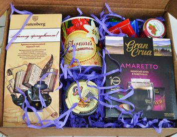 Подарок учителю с кружкой из чая, кофе и конфет