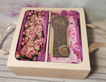 Подарок на 8 марта Комбо с цветами