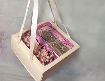 Подарок на 8 марта Комбо с цветами