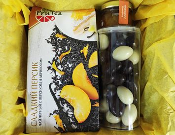 Подарок на День воспитателя с орешками в шоколаде и чаем