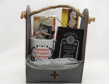 Подарок врачу мужчине в ящике-корзине