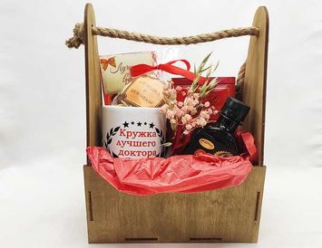 Подарок врачу женщине с именной кружкой, сладостями и чаем 7 в 1