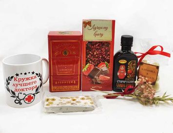 Подарок врачу женщине с именной кружкой, сладостями и чаем 7 в 1