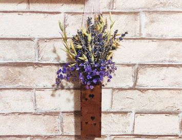 Композиция из сухоцветов в подвесном кашпо с гравировкой