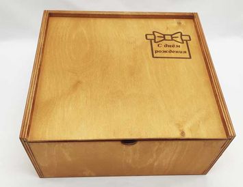 Ящик окрашенный с гравировкой "День рождения"
