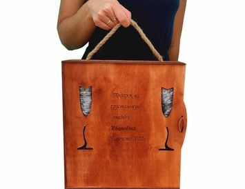 Набор 2 бокалов с гравировкой в подарочном деревянном кейсе с отсеком для напитка