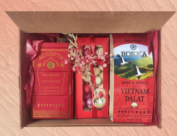 Подарочный набор "Чай-кофе-сладости" в деревянном ящике.