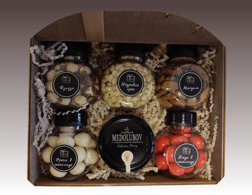 Подарочный бокс "Орешки-мёд-вишня в шоколаде" на 8 марта.