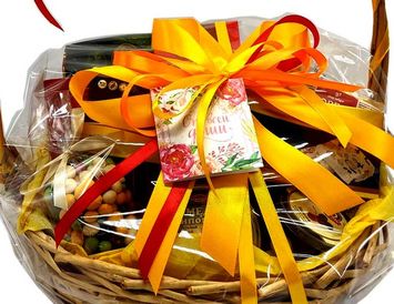 Корзина чая, мёда, орехов и конфет "Сочная"