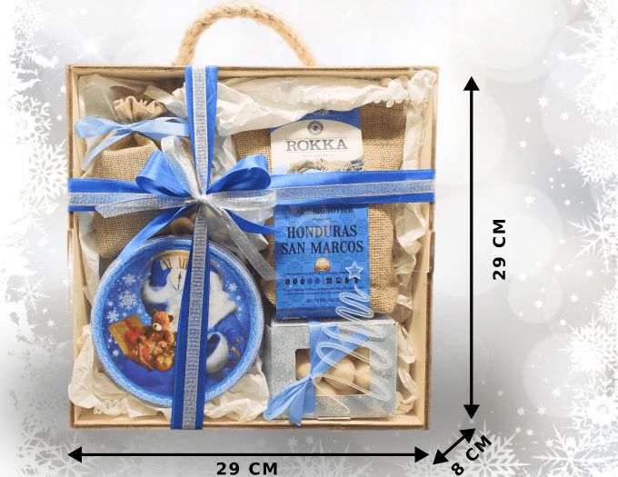 Большой новогодний подарочный набор с кофе, чаем, печеньем и орешками.