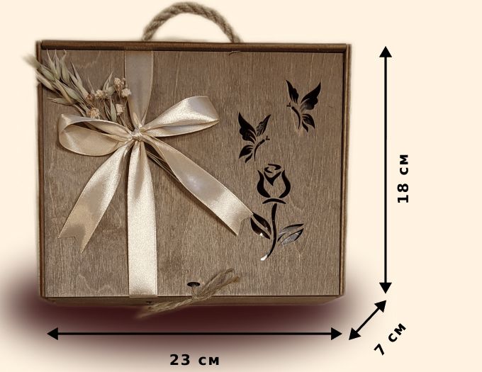 Подарочный ящик деревянный, украшенный сухоцветами.