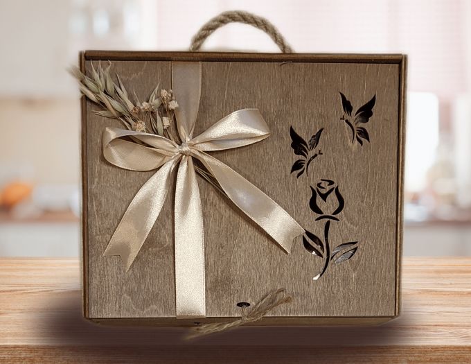 Подарочный ящик деревянный, украшенный сухоцветами.